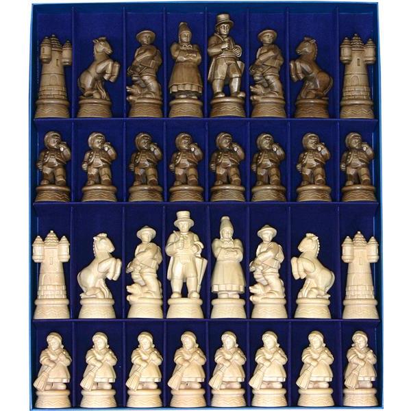 Gardena wood-carved chess set with box - hued Wood carving brown stained and polished with colorless wax